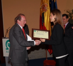 Su Alteza Real la Princesa de Asturias hace entrega al director de la Real Academia Española, José Manuel Blecua, del Premio a la Institución Pública
